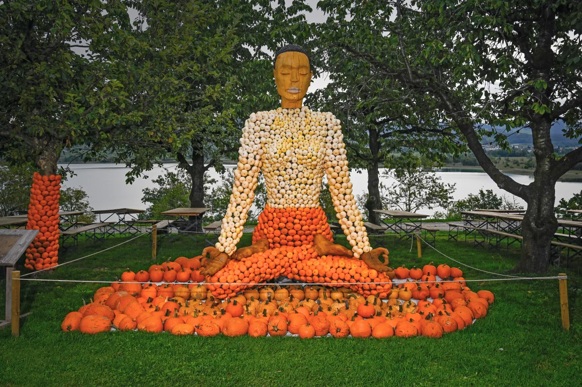 Die Reise muss nicht immer in die Ferne führen: Die meditierende Figur steht für den Weg zum eigenen Ich. Meditierende Figur aus Kürbissen.